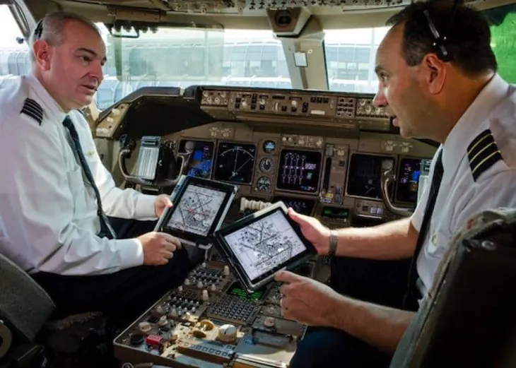 Chơi chội, British Airways mua 15.000 chiếc iPhone XR cho phi hành đoàn - Ảnh 2. Chơi chội, British Airways mua 15.000 chiếc iPhone XR cho phi hành đoàn - Ảnh 2.