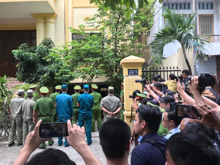 Tòa tuyên án bị cáo Nguyễn Hữu Linh 18 tháng tù - Ảnh 6. Tòa tuyên án bị cáo Nguyễn Hữu Linh 18 tháng tù - Ảnh 6.