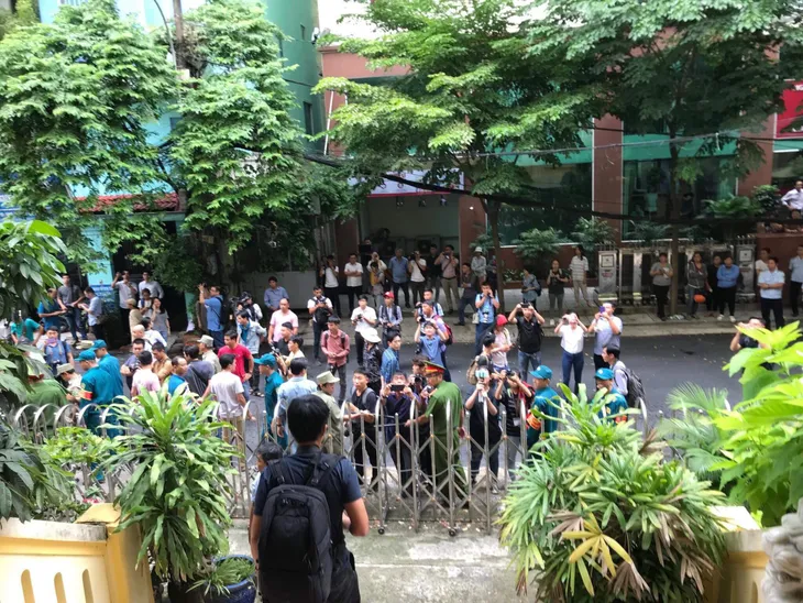 Tòa tuyên án bị cáo Nguyễn Hữu Linh 18 tháng tù - Ảnh 4. Tòa tuyên án bị cáo Nguyễn Hữu Linh 18 tháng tù - Ảnh 4.