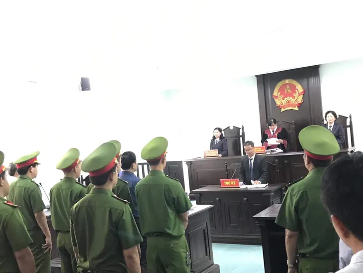 Tòa tuyên án bị cáo Nguyễn Hữu Linh 18 tháng tù - Ảnh 3. Tòa tuyên án bị cáo Nguyễn Hữu Linh 18 tháng tù - Ảnh 3.