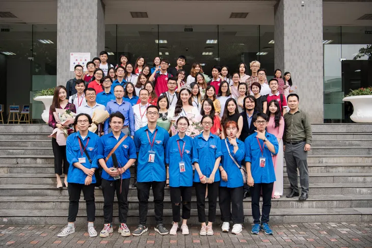 Hoa hậu Lương Thùy Linh trở về ĐH Ngoại thương sau đăng quang - Ảnh 1. Hoa hậu Lương Thùy Linh trở về ĐH Ngoại thương sau đăng quang - Ảnh 1.