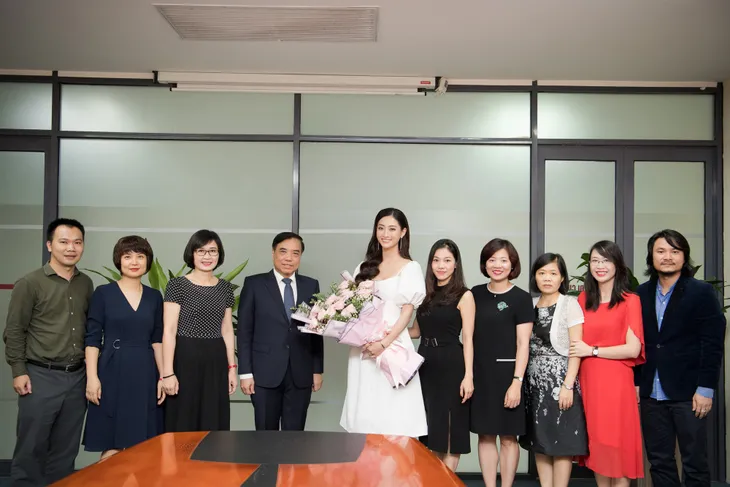 Hoa hậu Lương Thùy Linh trở về ĐH Ngoại thương sau đăng quang - Ảnh 3. Hoa hậu Lương Thùy Linh trở về ĐH Ngoại thương sau đăng quang - Ảnh 3.
