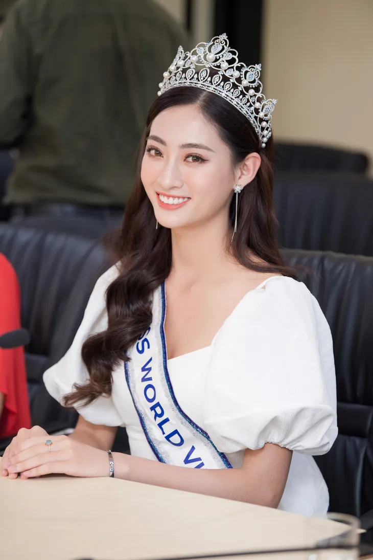 Hoa hậu Lương Thùy Linh trở về ĐH Ngoại thương sau đăng quang - Ảnh 4. Hoa hậu Lương Thùy Linh trở về ĐH Ngoại thương sau đăng quang - Ảnh 4.