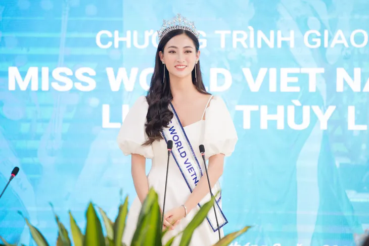 Hoa hậu Lương Thùy Linh trở về ĐH Ngoại thương sau đăng quang - Ảnh 2. Hoa hậu Lương Thùy Linh trở về ĐH Ngoại thương sau đăng quang - Ảnh 2.