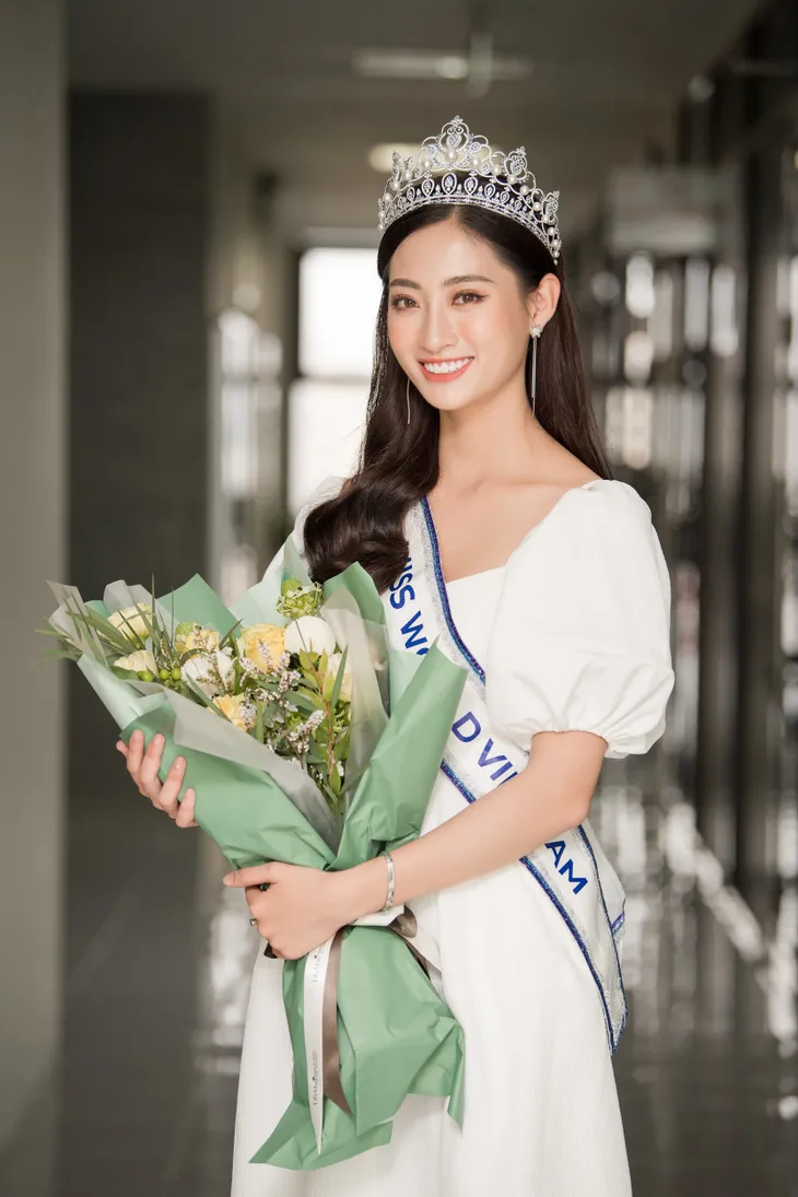 Hoa hậu Lương Thùy Linh trở về ĐH Ngoại thương sau đăng quang - Ảnh 5. Hoa hậu Lương Thùy Linh trở về ĐH Ngoại thương sau đăng quang - Ảnh 5.