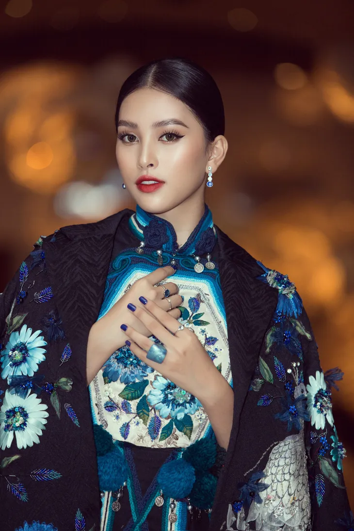 Tiểu Vy diện trang phục lạ mắt cùng Mr Đàm trao giải cho Mỹ Tâm - Ảnh 5. Tiểu Vy diện trang phục lạ mắt cùng Mr Đàm trao giải cho Mỹ Tâm - Ảnh 5.