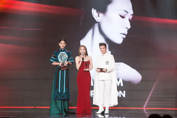 Tiểu Vy diện trang phục lạ mắt cùng Mr Đàm trao giải cho Mỹ Tâm - Ảnh 2. Tiểu Vy diện trang phục lạ mắt cùng Mr Đàm trao giải cho Mỹ Tâm - Ảnh 2.