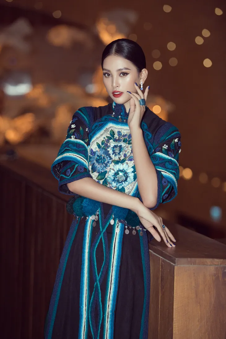Tiểu Vy diện trang phục lạ mắt cùng Mr Đàm trao giải cho Mỹ Tâm - Ảnh 4. Tiểu Vy diện trang phục lạ mắt cùng Mr Đàm trao giải cho Mỹ Tâm - Ảnh 4.