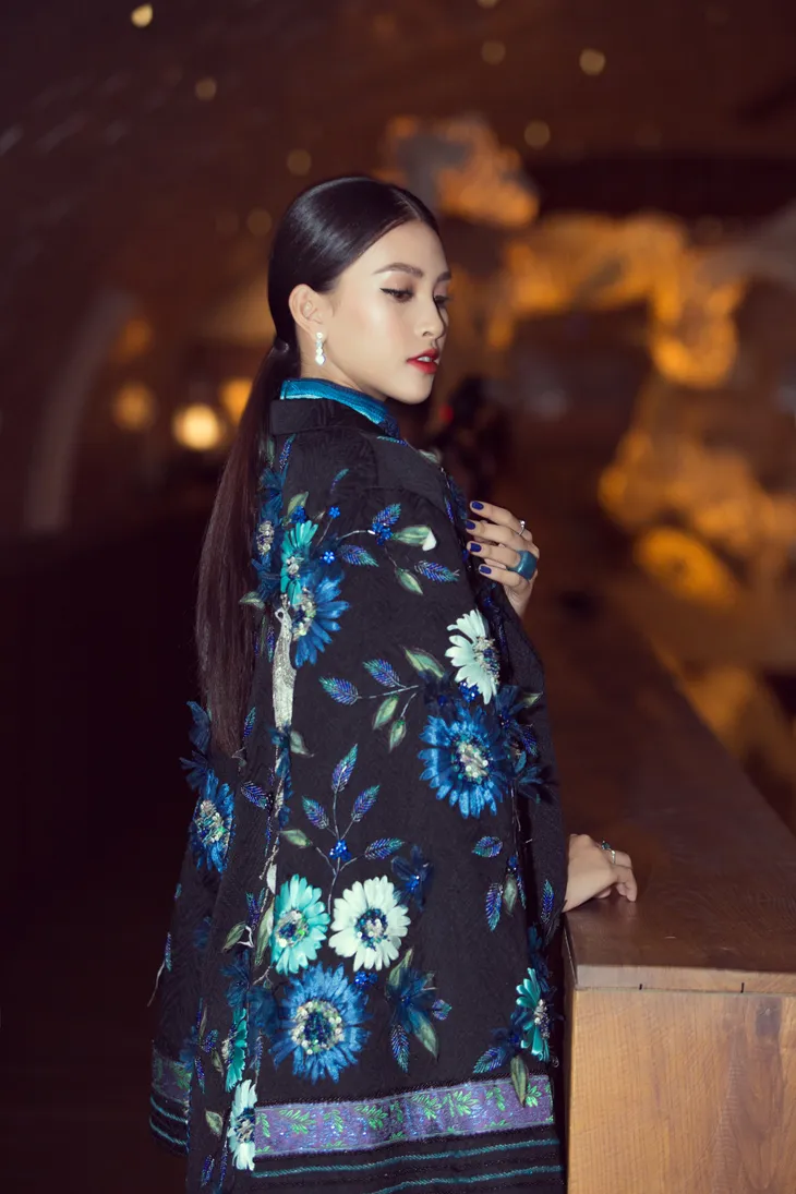Tiểu Vy diện trang phục lạ mắt cùng Mr Đàm trao giải cho Mỹ Tâm - Ảnh 7. Tiểu Vy diện trang phục lạ mắt cùng Mr Đàm trao giải cho Mỹ Tâm - Ảnh 7.