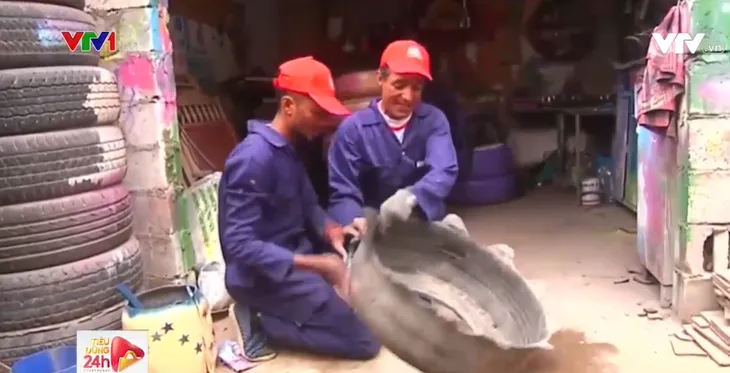 Tái chế lốp xe cũ thành nghệ thuật tại Yemen - Ảnh 1. Tái chế lốp xe cũ thành nghệ thuật tại Yemen - Ảnh 1.