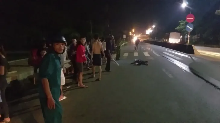 Người dân Đồng Nai truy đuổi, bắt xe đầu kéo cán chết người - Ảnh 4. Người dân Đồng Nai truy đuổi, bắt xe đầu kéo cán chết người - Ảnh 4.