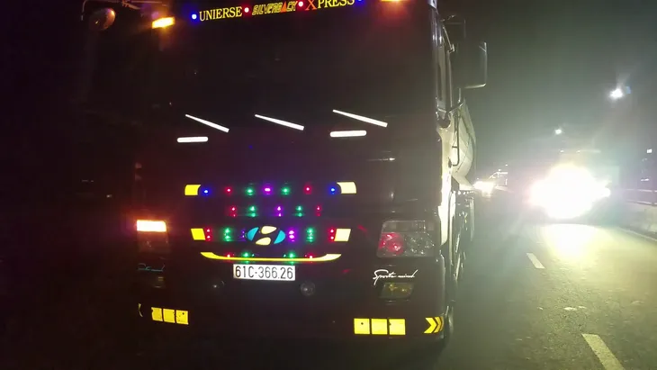 Người dân Đồng Nai truy đuổi, bắt xe đầu kéo cán chết người - Ảnh 1. Người dân Đồng Nai truy đuổi, bắt xe đầu kéo cán chết người - Ảnh 1.
