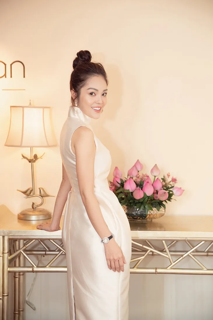 Dương Cẩm Lynh trẻ trung với đầm trắng kiêu sa - Ảnh 6. Dương Cẩm Lynh trẻ trung với đầm trắng kiêu sa - Ảnh 6.