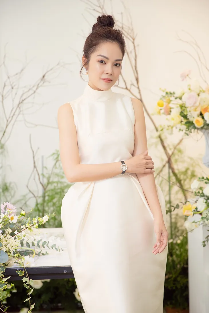 Dương Cẩm Lynh trẻ trung với đầm trắng kiêu sa - Ảnh 1. Dương Cẩm Lynh trẻ trung với đầm trắng kiêu sa - Ảnh 1.