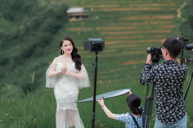 Sao mai Đinh Trang ra mắt MV Bài ca hy vọng - Ảnh 1. Sao mai Đinh Trang ra mắt MV Bài ca hy vọng - Ảnh 1.