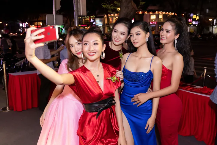 Á hậu Kiều Loan diện váy xẻ cao khoe chân dài miên man - Ảnh 3. Á hậu Kiều Loan diện váy xẻ cao khoe chân dài miên man - Ảnh 3.