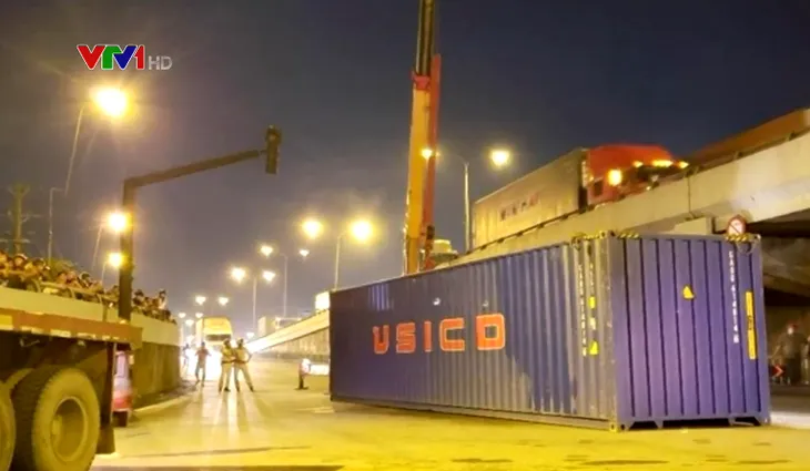 TP.HCM tập trung xử lý các xe đầu kéo vi phạm giao thông - Ảnh 2. TP.HCM tập trung xử lý các xe đầu kéo vi phạm giao thông - Ảnh 2.