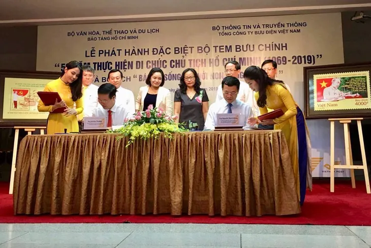 Phát hành bộ tem đặc biệt về Chủ tịch Hồ Chí Minh - Ảnh 1. Phát hành bộ tem đặc biệt về Chủ tịch Hồ Chí Minh - Ảnh 1.
