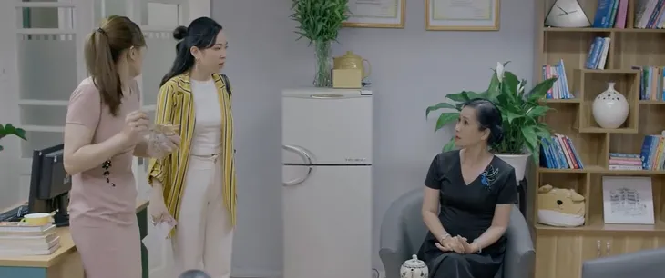 Những nhân viên gương mẫu - Tập 10: Chi (Kim Oanh) bị bà Như Ý (NSND Lan Hương) giở trò xấu sau lưng - Ảnh 3. Những nhân viên gương mẫu - Tập 10: Chi (Kim Oanh) bị bà Như Ý (NSND Lan Hương) giở trò xấu sau lưng - Ảnh 3.