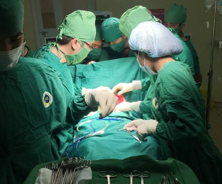 Kinh hãi: Lưỡi cưa máy văng trúng bụng, ruột nam thanh niên trào ra ngoài - Ảnh 1. Kinh hãi: Lưỡi cưa máy văng trúng bụng, ruột nam thanh niên trào ra ngoài - Ảnh 1.
