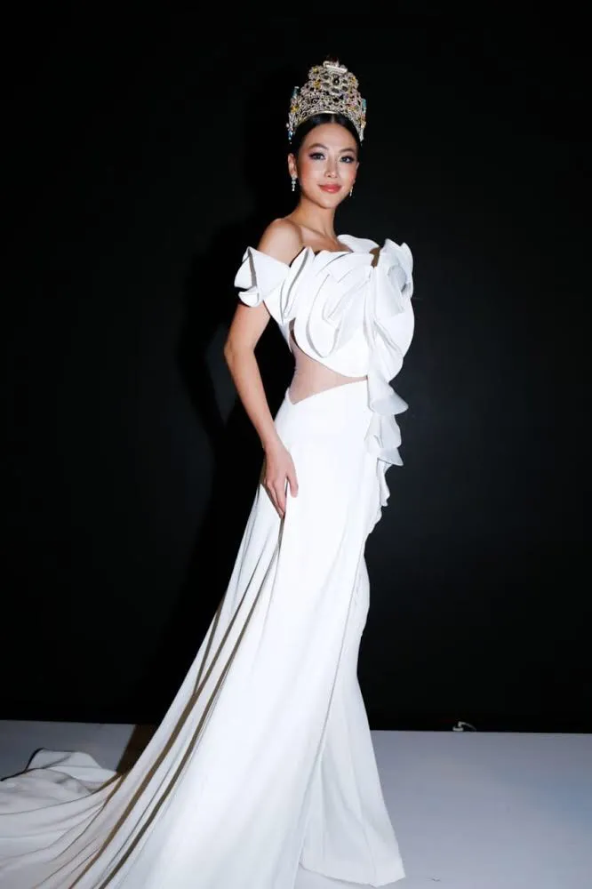 Phương Khánh diện thiết kế độc lạ làm Giám khảo Miss Earth Colombia 2019 - Ảnh 5. Phương Khánh diện thiết kế độc lạ làm Giám khảo Miss Earth Colombia 2019 - Ảnh 5.