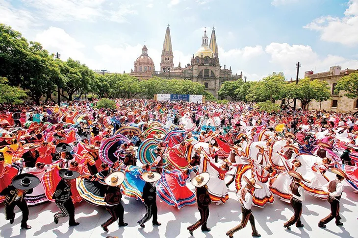 Kỷ lục về số người cùng nhảy điệu nhảy truyền thống Mexico - Ảnh 1. Kỷ lục về số người cùng nhảy điệu nhảy truyền thống Mexico - Ảnh 1.