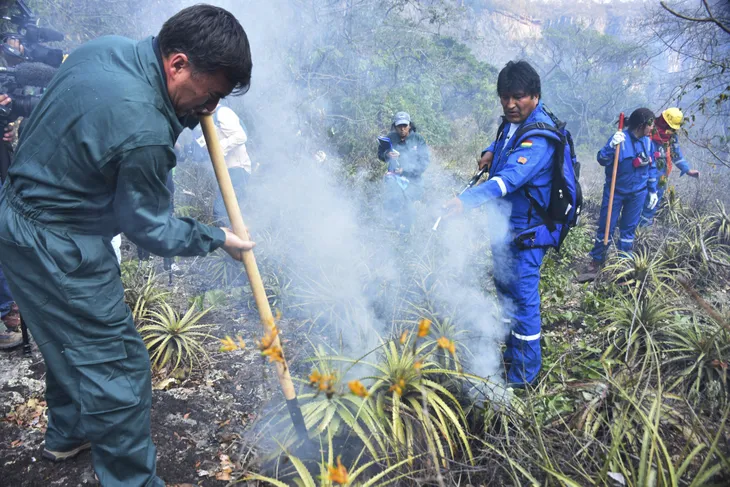 Tổng thống Bolivia tham gia chữa cháy rừng - Ảnh 2. Tổng thống Bolivia tham gia chữa cháy rừng - Ảnh 2.