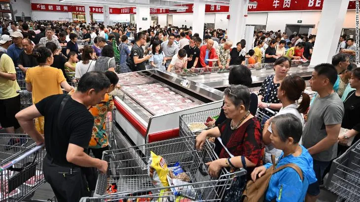 Siêu thị Costco đầu tiên tại Trung Quốc “thất thủ” trong ngày khai trương - Ảnh 2.