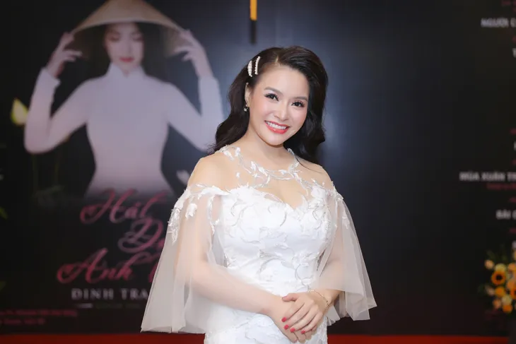 Sao mai Đinh Trang: Hát đợi anh về chở ước mơ 10 năm ca hát - Ảnh 2. Sao mai Đinh Trang: Hát đợi anh về chở ước mơ 10 năm ca hát - Ảnh 2.
