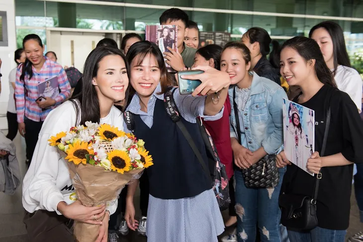 Đến Việt Nam, Hoa hậu Quốc tế 2018 mặc giản dị vẫn “gây náo loạn” sân bay - Ảnh 9. Đến Việt Nam, Hoa hậu Quốc tế 2018 mặc giản dị vẫn “gây náo loạn” sân bay - Ảnh 9.