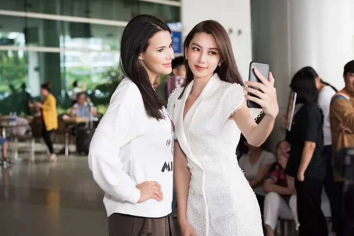 Đến Việt Nam, Hoa hậu Quốc tế 2018 mặc giản dị vẫn “gây náo loạn” sân bay - Ảnh 7. Đến Việt Nam, Hoa hậu Quốc tế 2018 mặc giản dị vẫn “gây náo loạn” sân bay - Ảnh 7.