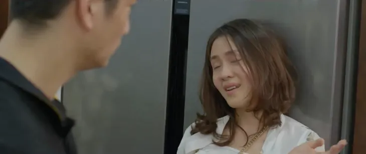 Hoa hồng trên ngực trái - Tập 8: Khuê (Hồng Diễm) chỉ thẳng mặt chồng mà nói nhân tình trẻ vì chưa đẻ mà thôi - Ảnh 1. Hoa hồng trên ngực trái - Tập 8: Khuê (Hồng Diễm) chỉ thẳng mặt chồng mà nói nhân tình trẻ vì chưa đẻ mà thôi - Ảnh 1.