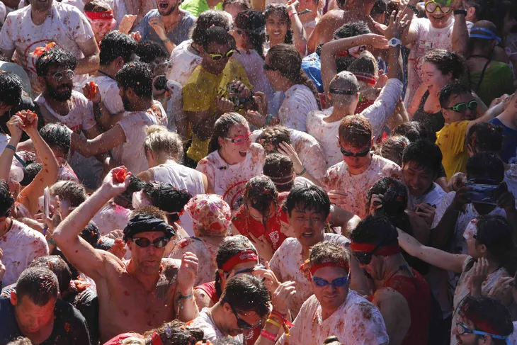 Biển cà chua đỏ rực rại lễ hội La Tomatina - Ảnh 1. Biển cà chua đỏ rực rại lễ hội La Tomatina - Ảnh 1.