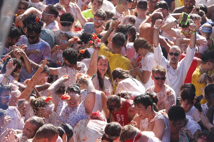 Biển cà chua đỏ rực rại lễ hội La Tomatina - Ảnh 2. Biển cà chua đỏ rực rại lễ hội La Tomatina - Ảnh 2.