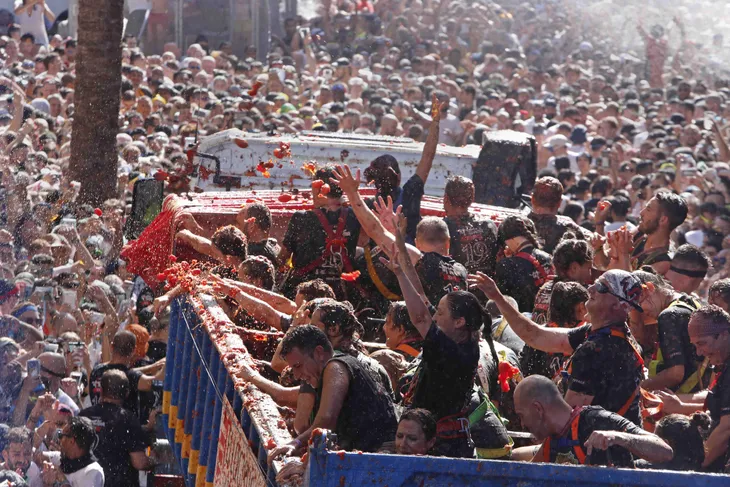 Biển cà chua đỏ rực rại lễ hội La Tomatina - Ảnh 4. Biển cà chua đỏ rực rại lễ hội La Tomatina - Ảnh 4.