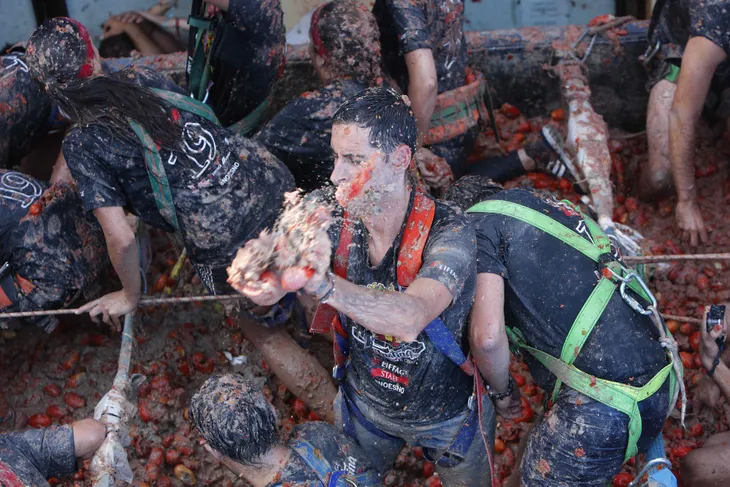 Biển cà chua đỏ rực rại lễ hội La Tomatina - Ảnh 5. Biển cà chua đỏ rực rại lễ hội La Tomatina - Ảnh 5.