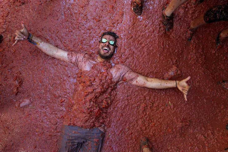 Biển cà chua đỏ rực rại lễ hội La Tomatina - Ảnh 15. Biển cà chua đỏ rực rại lễ hội La Tomatina - Ảnh 15.