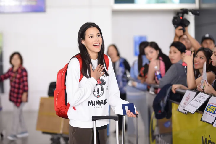 Đến Việt Nam, Hoa hậu Quốc tế 2018 mặc giản dị vẫn “gây náo loạn” sân bay - Ảnh 2. Đến Việt Nam, Hoa hậu Quốc tế 2018 mặc giản dị vẫn “gây náo loạn” sân bay - Ảnh 2.