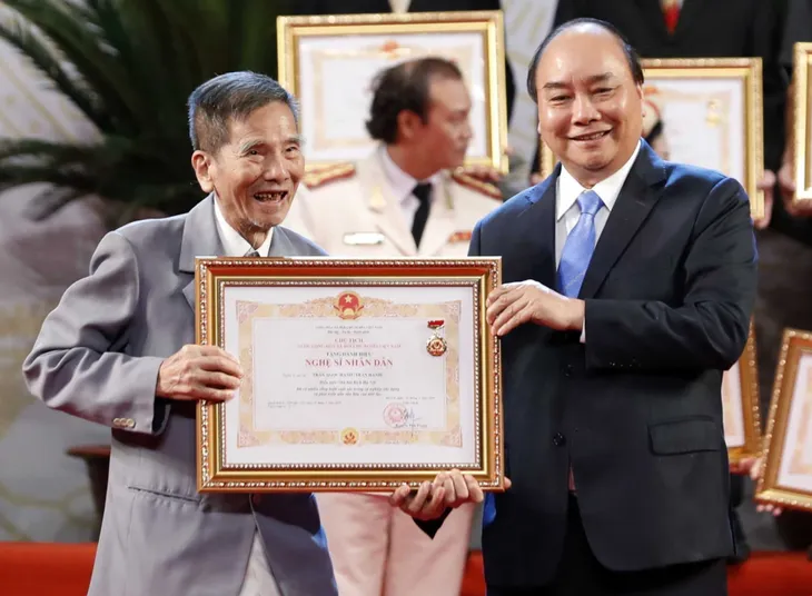 Nghệ sĩ Trần Hạnh xúc động nhận danh hiệu Nghệ sĩ nhân dân - Ảnh 1. Nghệ sĩ Trần Hạnh xúc động nhận danh hiệu Nghệ sĩ nhân dân - Ảnh 1.