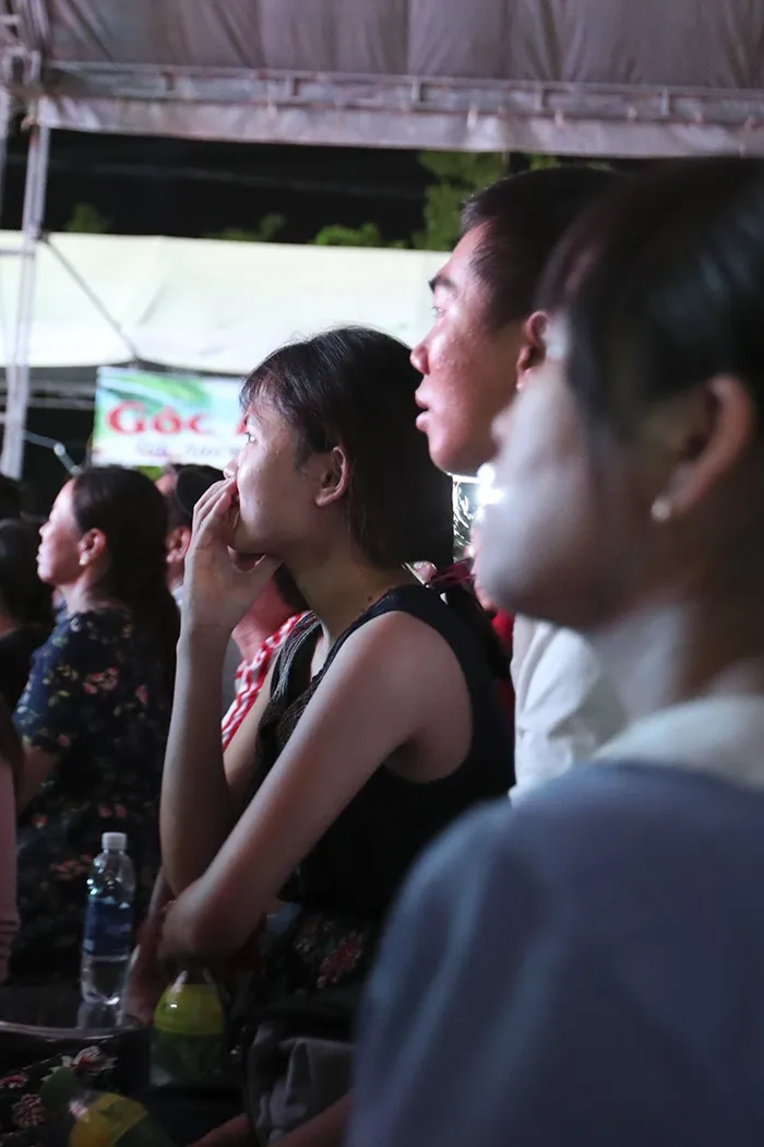 Không có vé, người dân Quảng Nam vẫn nô nức tới sân cổ vũ ĐT Việt Nam - Ảnh 4. Không có vé, người dân Quảng Nam vẫn nô nức tới sân cổ vũ ĐT Việt Nam - Ảnh 4.