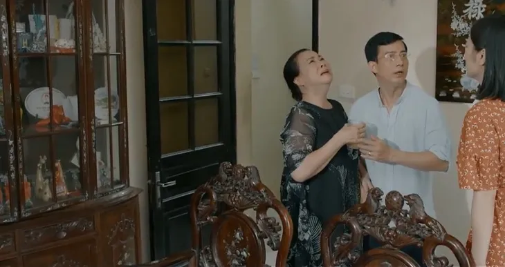 Hoa hồng trên ngực trái - Tập 8: Phát hiện mẹ chồng giả điên, San (Diệu Hương) cũng phát điên theo - Ảnh 6. Hoa hồng trên ngực trái - Tập 8: Phát hiện mẹ chồng giả điên, San (Diệu Hương) cũng phát điên theo - Ảnh 6.