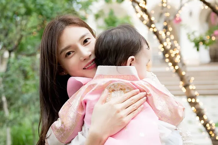 Tiết lộ ảnh gia đình hạnh phúc nhưng con gái Cha Ye Ryun và Joo Sang Wook vẫn chưa lộ diện - Ảnh 4. Tiết lộ ảnh gia đình hạnh phúc nhưng con gái Cha Ye Ryun và Joo Sang Wook vẫn chưa lộ diện - Ảnh 4.
