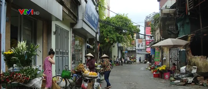 Vụ cháy nhà máy Rạng Đông: Người dân phường Hạ Đình vẫn sinh hoạt bình thường sau khuyến cáo - Ảnh 1. Vụ cháy nhà máy Rạng Đông: Người dân phường Hạ Đình vẫn sinh hoạt bình thường sau khuyến cáo - Ảnh 1.