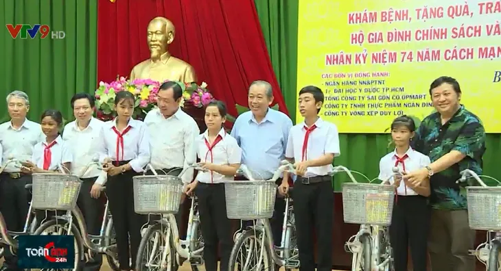 PTTg Trương Hòa Bình thăm đồng bào dân tộc thiểu số, gia đình chính sách tại Bình Phước - Ảnh 1. PTTg Trương Hòa Bình thăm đồng bào dân tộc thiểu số, gia đình chính sách tại Bình Phước - Ảnh 1.