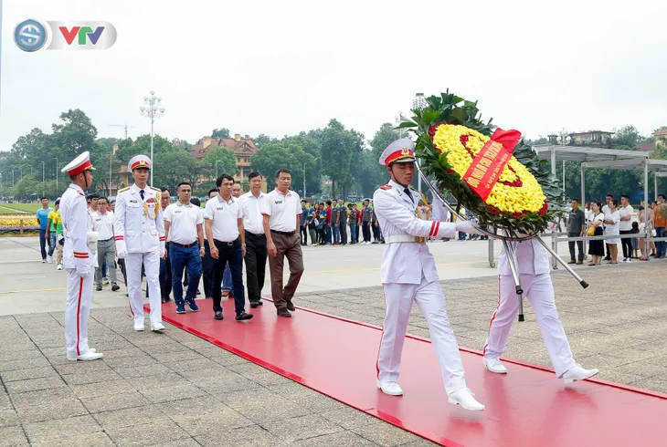 BTC Giải xe đạp Quốc tế VTV Cúp Tôn Hoa Sen 2019 cùng toàn đoàn dâng hoa tưởng nhớ Chủ tịch Hồ Chí Minh vĩ đại - Ảnh 1. BTC Giải xe đạp Quốc tế VTV Cúp Tôn Hoa Sen 2019 cùng toàn đoàn dâng hoa tưởng nhớ Chủ tịch Hồ Chí Minh vĩ đại - Ảnh 1.