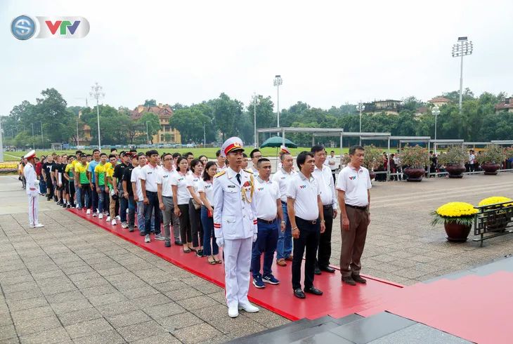 BTC Giải xe đạp Quốc tế VTV Cúp Tôn Hoa Sen 2019 cùng toàn đoàn dâng hoa tưởng nhớ Chủ tịch Hồ Chí Minh vĩ đại - Ảnh 2. BTC Giải xe đạp Quốc tế VTV Cúp Tôn Hoa Sen 2019 cùng toàn đoàn dâng hoa tưởng nhớ Chủ tịch Hồ Chí Minh vĩ đại - Ảnh 2.