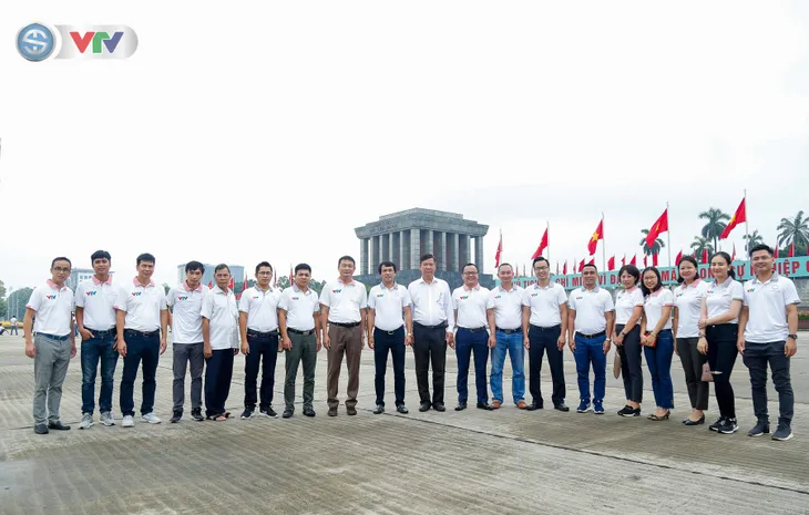 BTC Giải xe đạp Quốc tế VTV Cúp Tôn Hoa Sen 2019 cùng toàn đoàn dâng hoa tưởng nhớ Chủ tịch Hồ Chí Minh vĩ đại - Ảnh 4. BTC Giải xe đạp Quốc tế VTV Cúp Tôn Hoa Sen 2019 cùng toàn đoàn dâng hoa tưởng nhớ Chủ tịch Hồ Chí Minh vĩ đại - Ảnh 4.