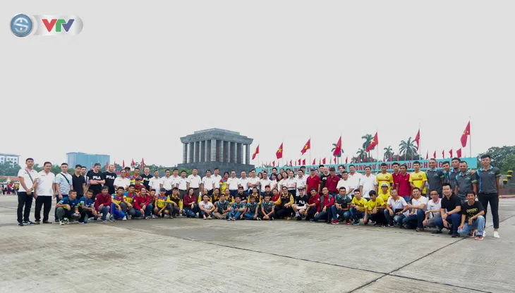 BTC Giải xe đạp Quốc tế VTV Cúp Tôn Hoa Sen 2019 cùng toàn đoàn dâng hoa tưởng nhớ Chủ tịch Hồ Chí Minh vĩ đại - Ảnh 3. BTC Giải xe đạp Quốc tế VTV Cúp Tôn Hoa Sen 2019 cùng toàn đoàn dâng hoa tưởng nhớ Chủ tịch Hồ Chí Minh vĩ đại - Ảnh 3.