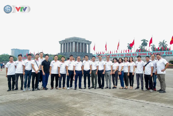 BTC Giải xe đạp Quốc tế VTV Cúp Tôn Hoa Sen 2019 cùng toàn đoàn dâng hoa tưởng nhớ Chủ tịch Hồ Chí Minh vĩ đại - Ảnh 5. BTC Giải xe đạp Quốc tế VTV Cúp Tôn Hoa Sen 2019 cùng toàn đoàn dâng hoa tưởng nhớ Chủ tịch Hồ Chí Minh vĩ đại - Ảnh 5.