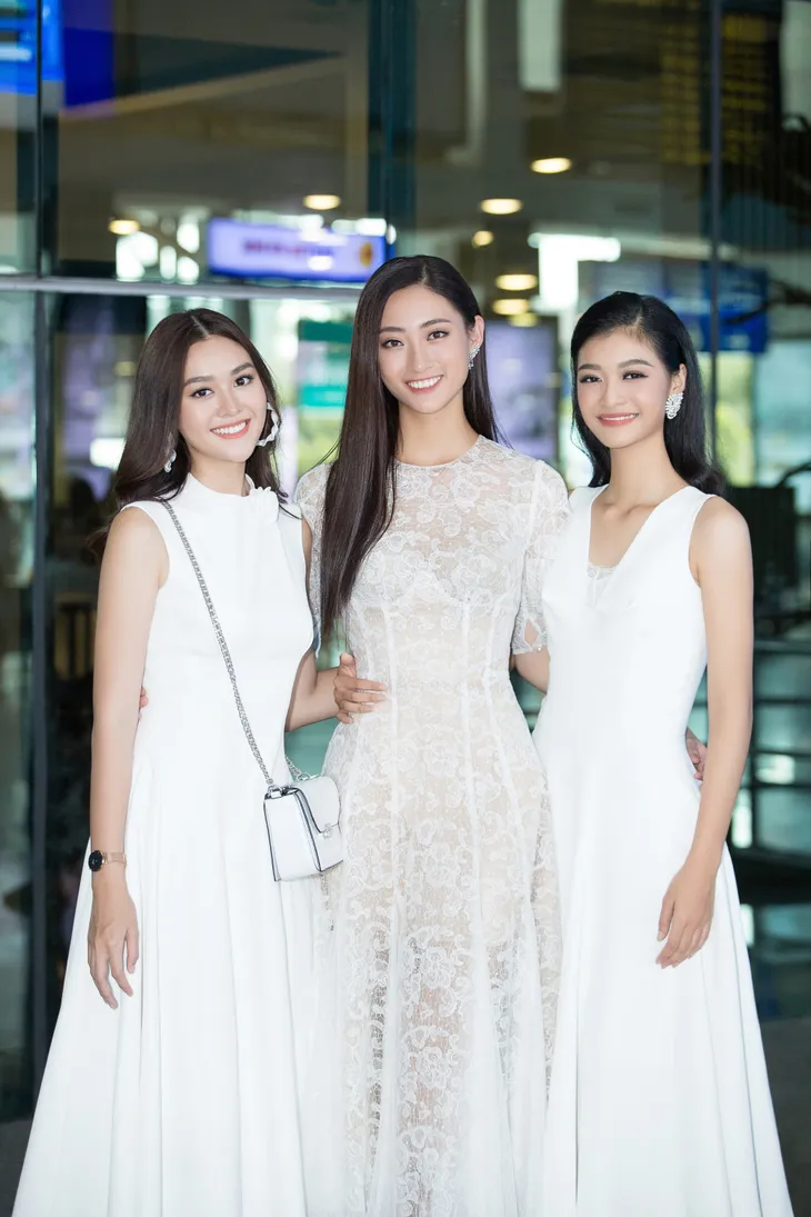 Hoa hậu Lương Thùy Linh và 2 Á hậu gây náo loạn tại sân bay - Ảnh 9. Hoa hậu Lương Thùy Linh và 2 Á hậu gây náo loạn tại sân bay - Ảnh 9.